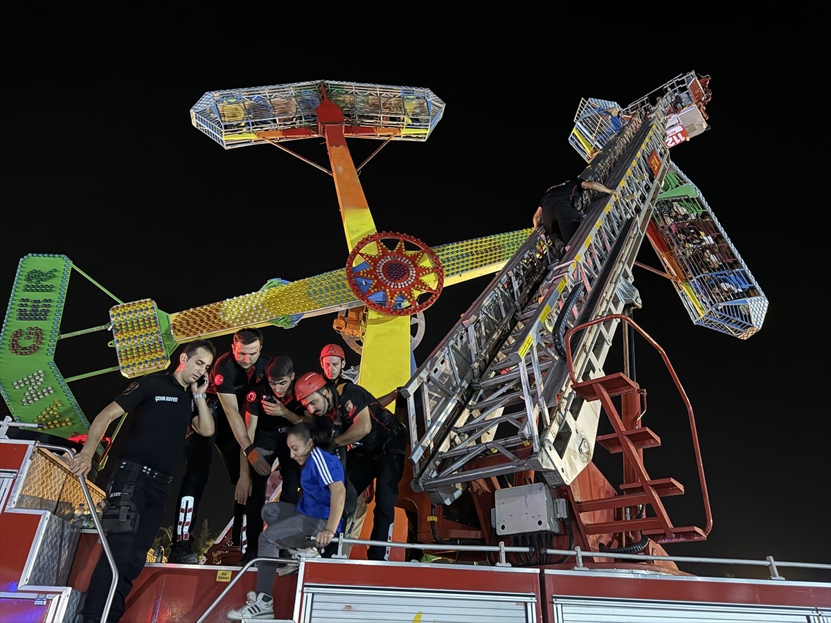 Kahramanmaraş’ta lunaparkta ranger (kamikaze) olarak bilinen oyun aletinde asılı kalan 23 kişi...