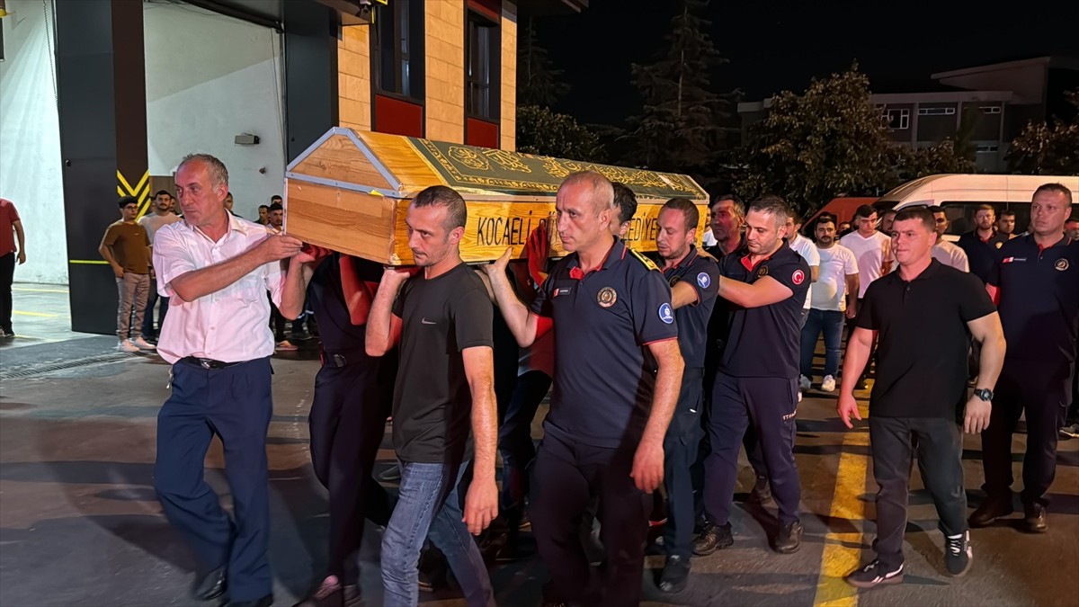 Kocaeli'nin Kandıra ilçesinde hafif ticari araçla motosikletin çarpışması sonucu hayatını kaybeden...