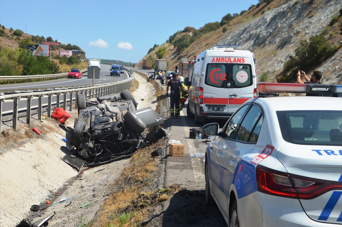 Kütahya’da 3 aracın karıştığı zincirleme trafik kazasında 6 kişi yaralandı.