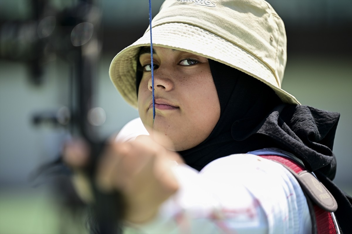 Paris 2024 Olimpiyat Oyunları'nda kadınlar klasik yay müsabakalarında çeyrek finale kadar yükselen...