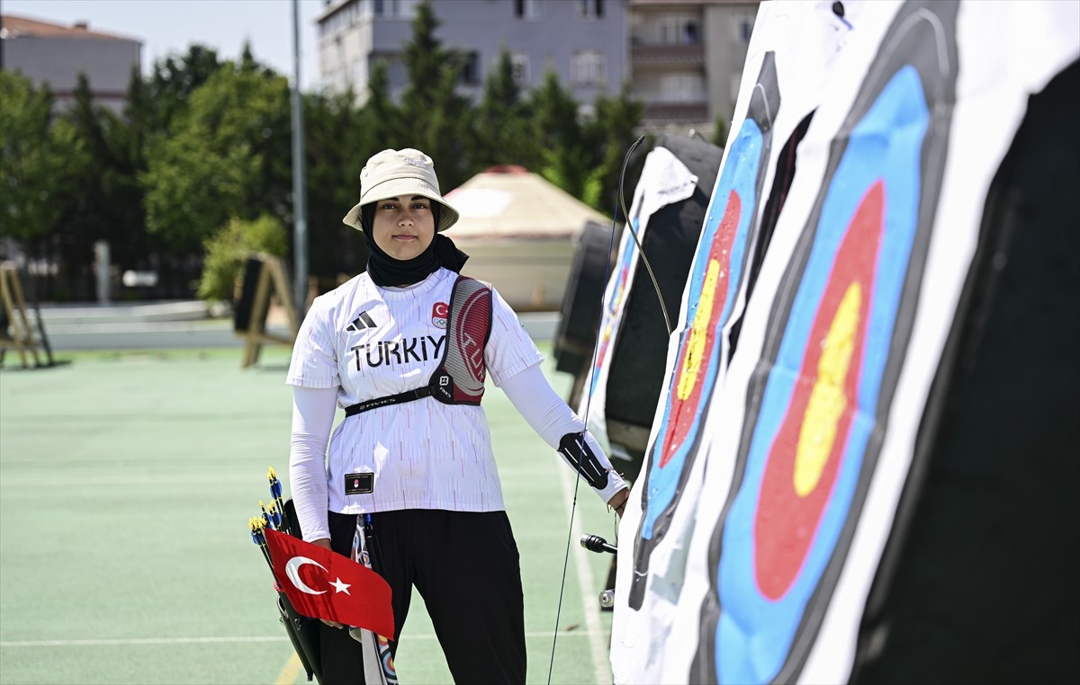 Paris 2024 Olimpiyat Oyunları'nda kadınlar klasik yay müsabakalarında çeyrek finale kadar yükselen...