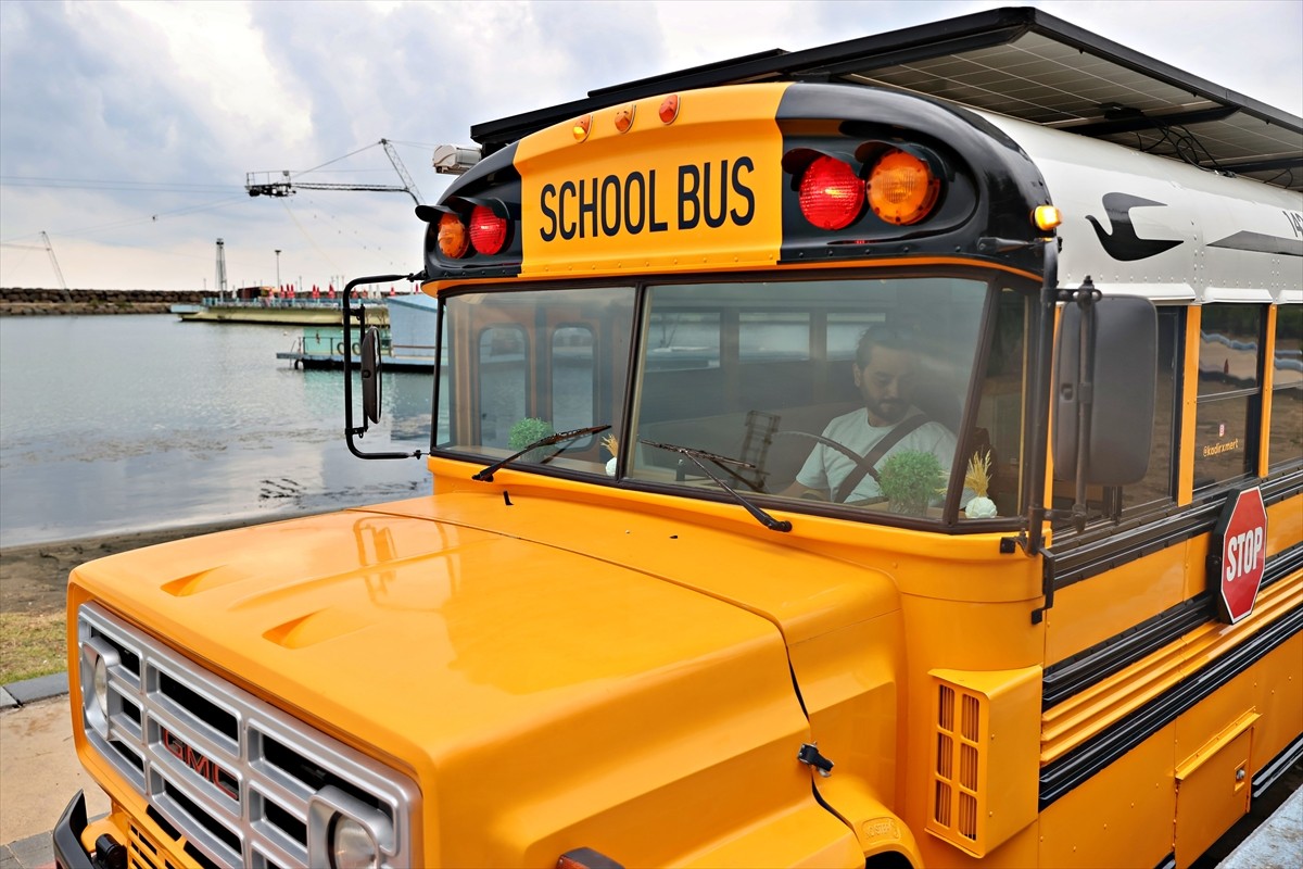 Samsun'da, Amerika'da okul taşıtı olarak kullanılan "school bus"ı (okul otobüsü) karavana çeviren...