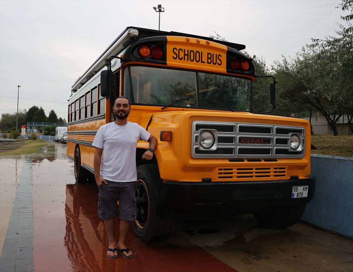 Samsun'da, Amerika'da okul taşıtı olarak kullanılan "school bus"ı (okul otobüsü) karavana çeviren...