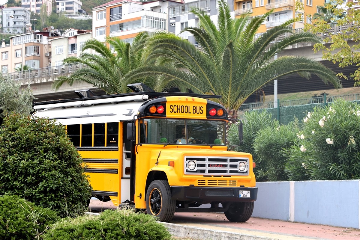 Samsun'da, Amerika'da okul taşıtı olarak kullanılan "school bus"ı (okul otobüsü) karavana çeviren...