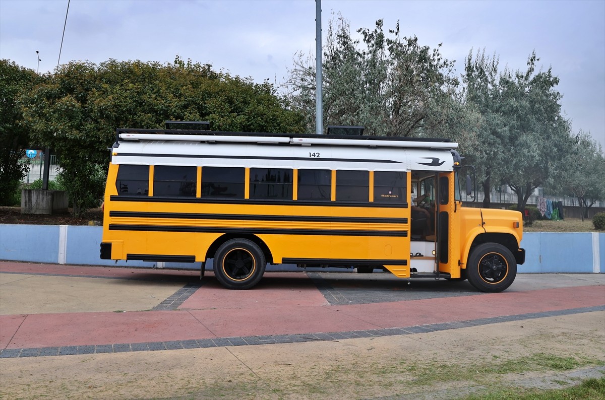 Samsun'da, Amerika'da okul taşıtı olarak kullanılan "school bus"ı (okul otobüsü) karavana çeviren...