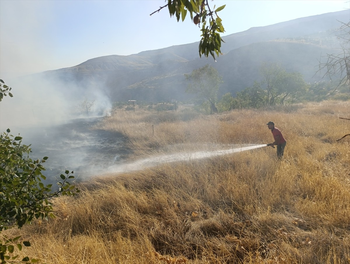 Tunceli'nin Çemişgezek ilçesinde otluk alanda çıkan yangın itfaiye ekiplerinin müdahalesiyle...