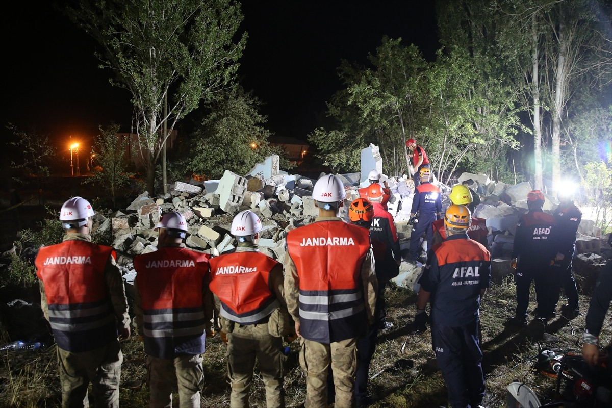 Afet ve Acil Durum Yönetim Başkanlığı (AFAD) tarafından Muş'ta Türkiye Afet Planı kapsamında...