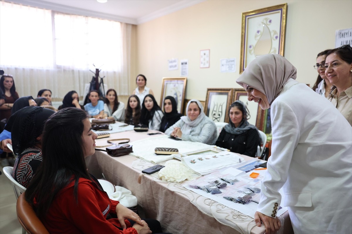 Aile ve Sosyal Hizmetler Bakanı Mahinur Özdemir Göktaş, Hakkari programı kapsamında Aile Destek...