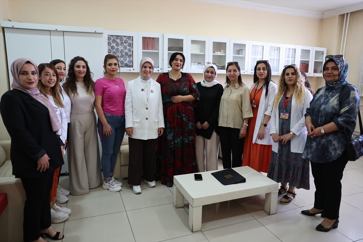 Aile ve Sosyal Hizmetler Bakanı Mahinur Özdemir Göktaş, Hakkari programı kapsamında Aile Destek...