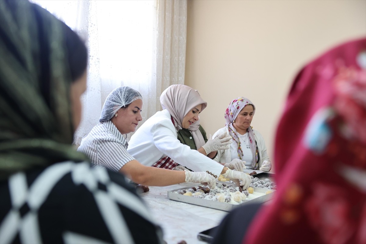 Aile ve Sosyal Hizmetler Bakanı Mahinur Özdemir Göktaş, Hakkari programı kapsamında Aile Destek...