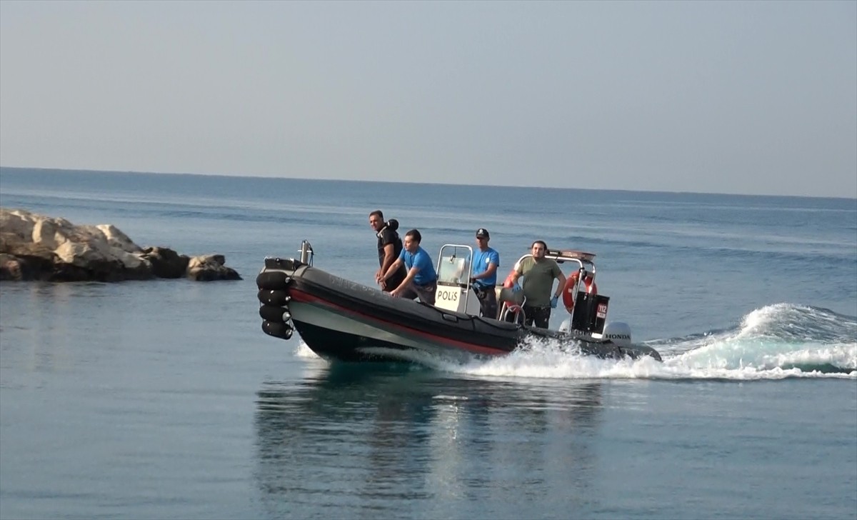 Antalya'nın Muratpaşa ilçesinde falezlerden düşerek yaralanan kadın, deniz polisince...