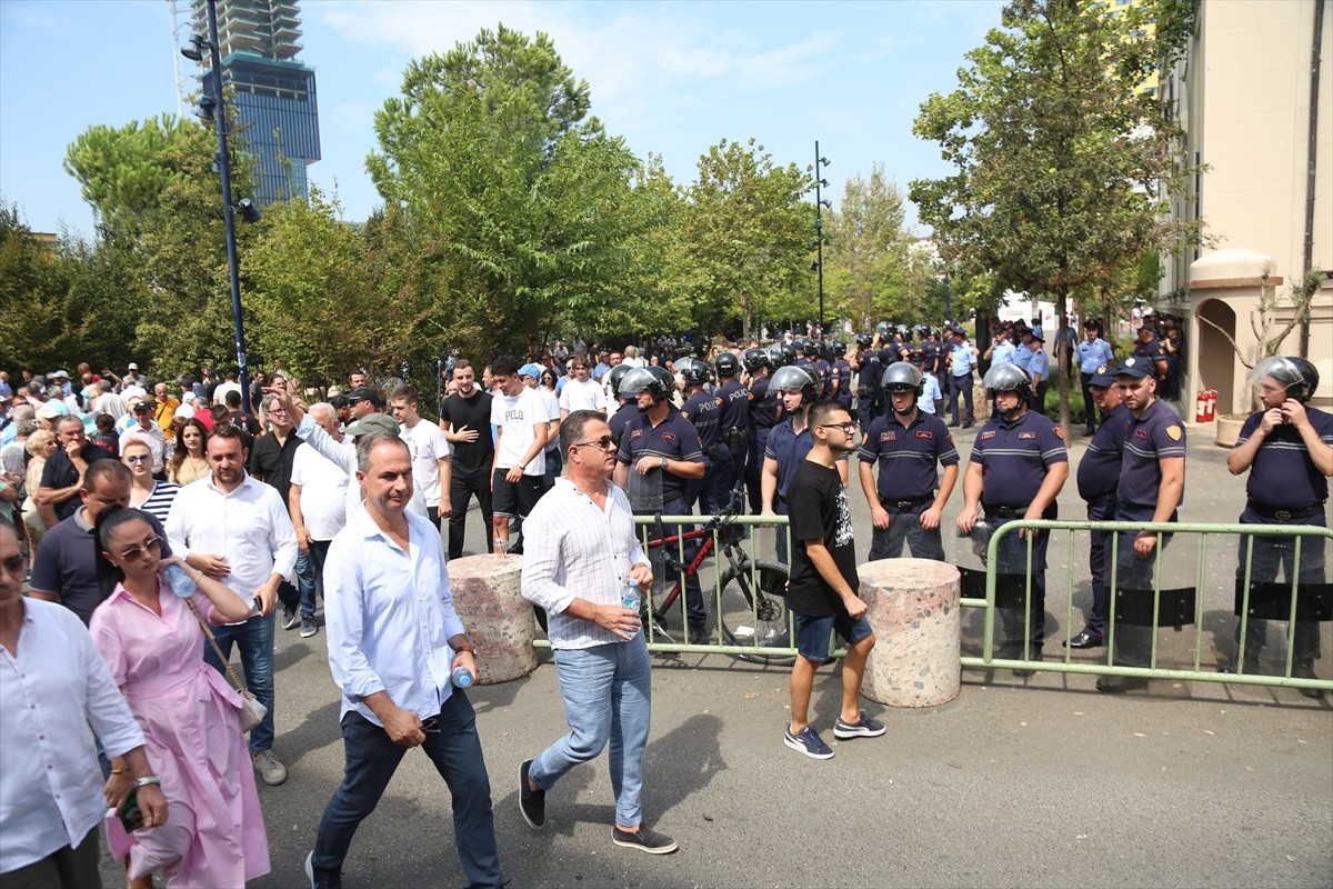 Arnavutluk'un başkenti Tiran'da Belediye Başkanı Erion Veliaj'a istifa çağrıları ve belediyedeki...