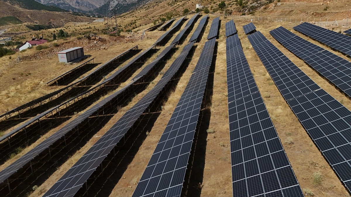 Bitlis Belediyesi, elektrik ihtiyacının büyük bölümünü 35 bin dönüm alana kurduğu güneş enerjisi...