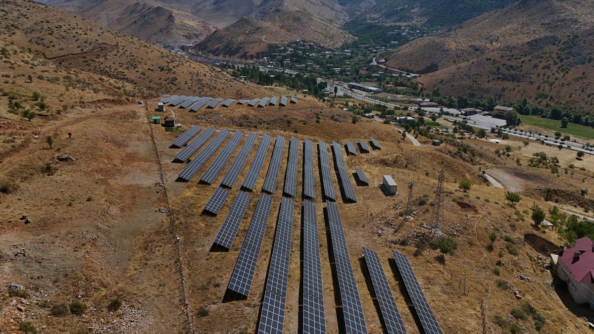 Bitlis Belediyesi, elektrik ihtiyacının büyük bölümünü 35 bin dönüm alana kurduğu güneş enerjisi...