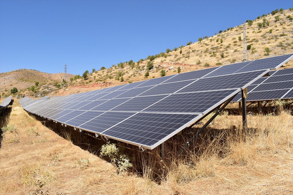 Bitlis Belediyesi, elektrik ihtiyacının büyük bölümünü 35 bin dönüm alana kurduğu güneş enerjisi...