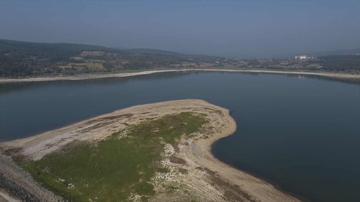 Bolu'nun içme suyu ihtiyacının karşılandığı Gölköy Baraj Gölü'nde su seviyesinin düşmesi sonucu...