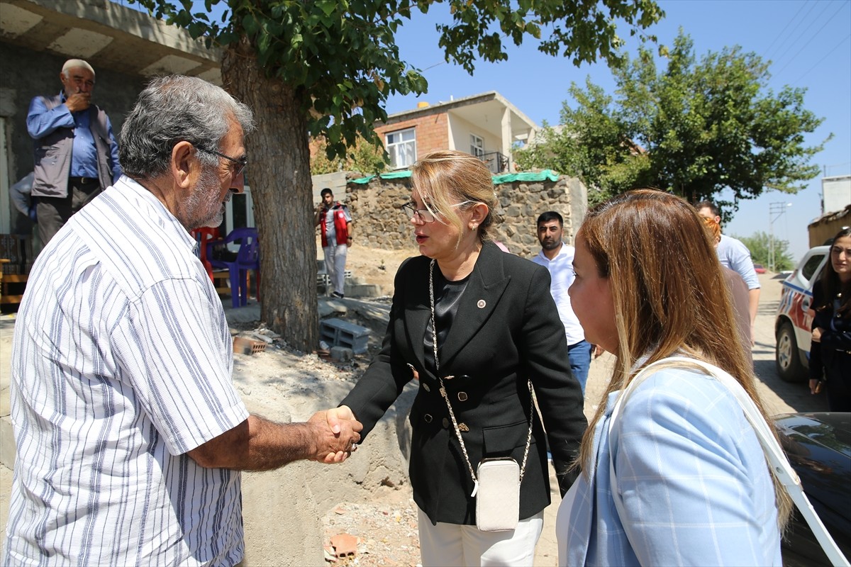 CHP Kadın Kolları Genel Başkanı Asu Kaya (sol 2), Diyarbakır'da kaybolan 8 yaşındaki Narin...