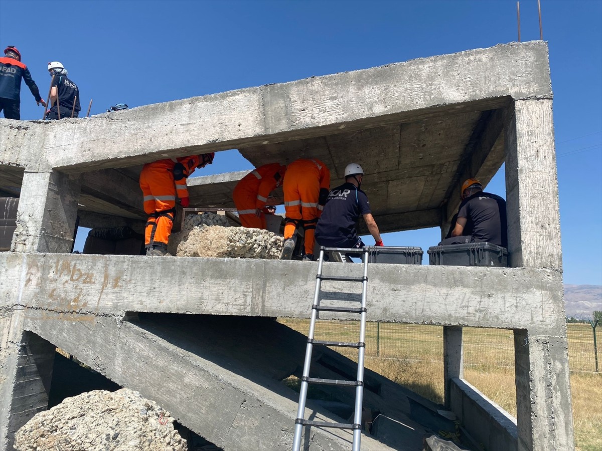 Erzincan’da Afet ve Acil Durum Yönetim Başkanlığınca (AFAD), Türkiye Afet Planı kapsamında "Deprem...