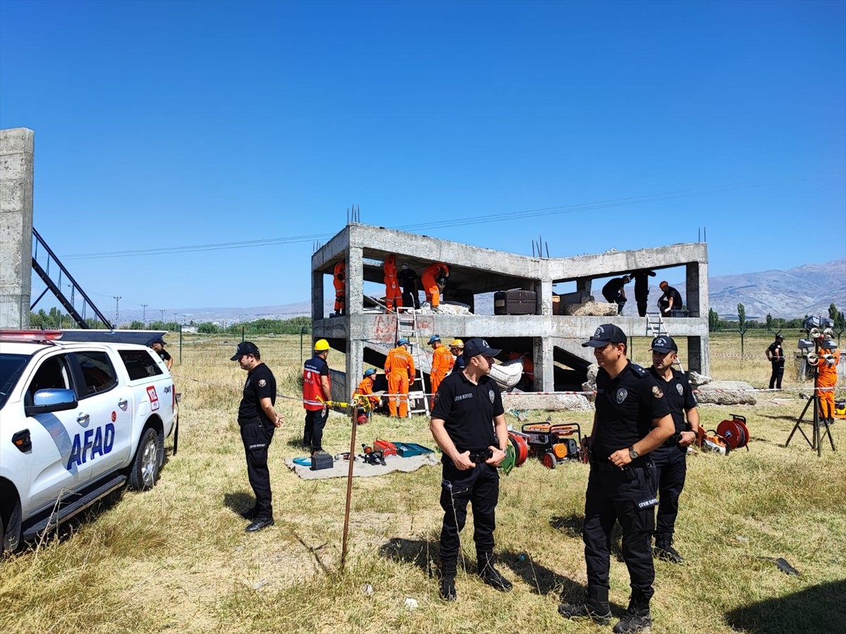 Erzincan’da Afet ve Acil Durum Yönetim Başkanlığınca (AFAD), Türkiye Afet Planı kapsamında "Deprem...