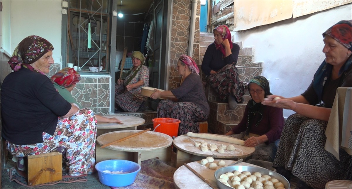 Gümüşhane'de kadınlar imece usulü kışlık yiyecekleri hazırlamaya başladı. Kışlık hazırlıklarında...