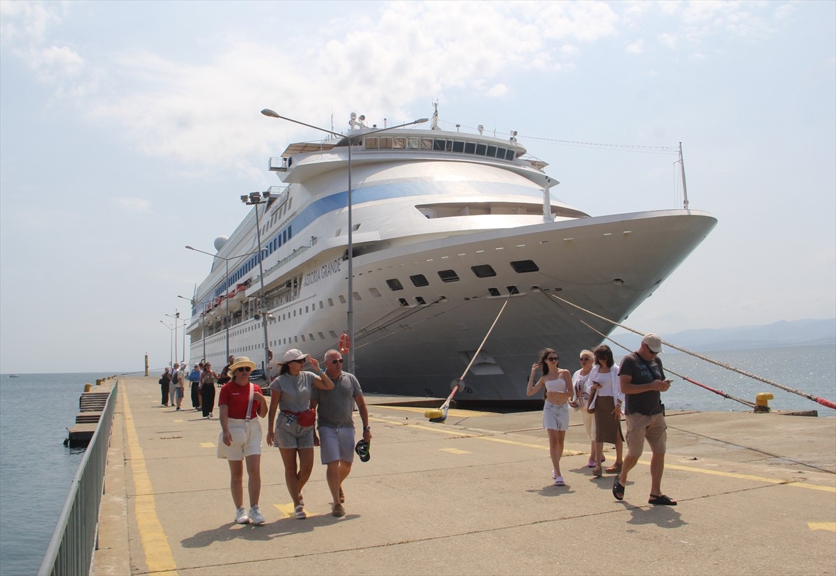 Kruvaziyer turizmi kapsamında Türkiye'nin en kuzey noktası Sinop'a gelen 6 bini aşkın yabancı...