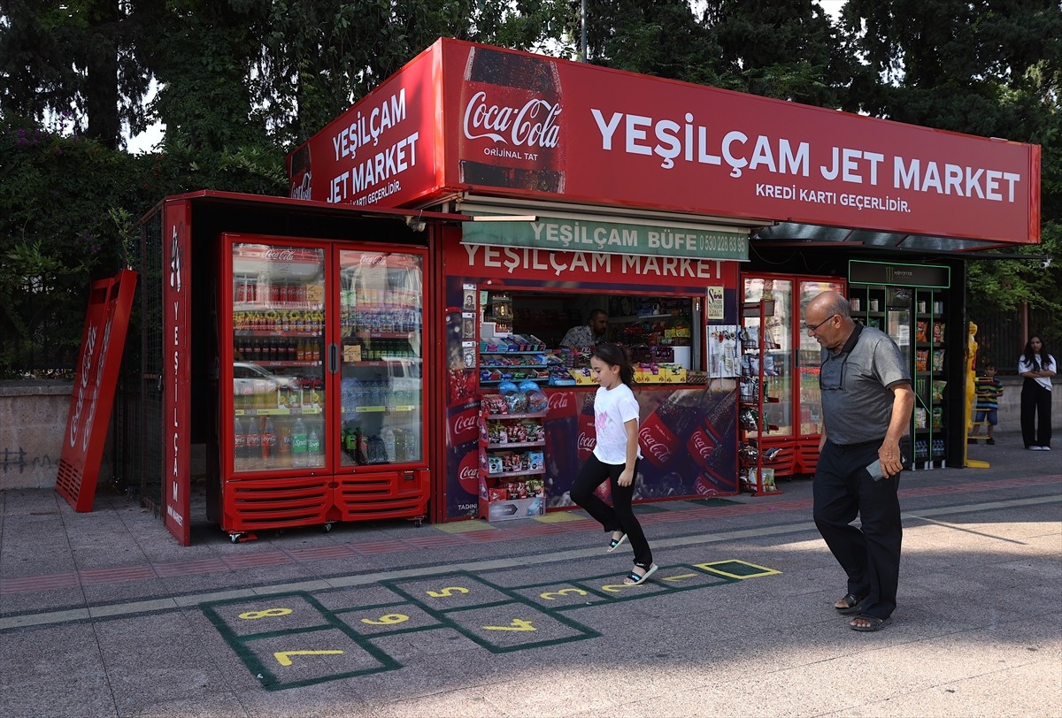 Mersin'de iş yerinin önüne seksek oyunu çizen büfe sahibi, gencini yaşlısını çocukluğuna götürdü....