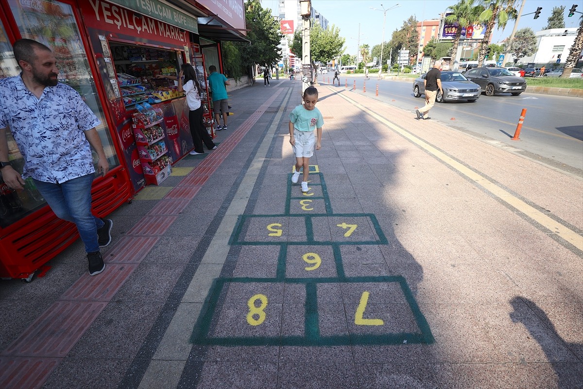 Mersin'de iş yerinin önüne seksek oyunu çizen büfe sahibi, gencini yaşlısını çocukluğuna götürdü....