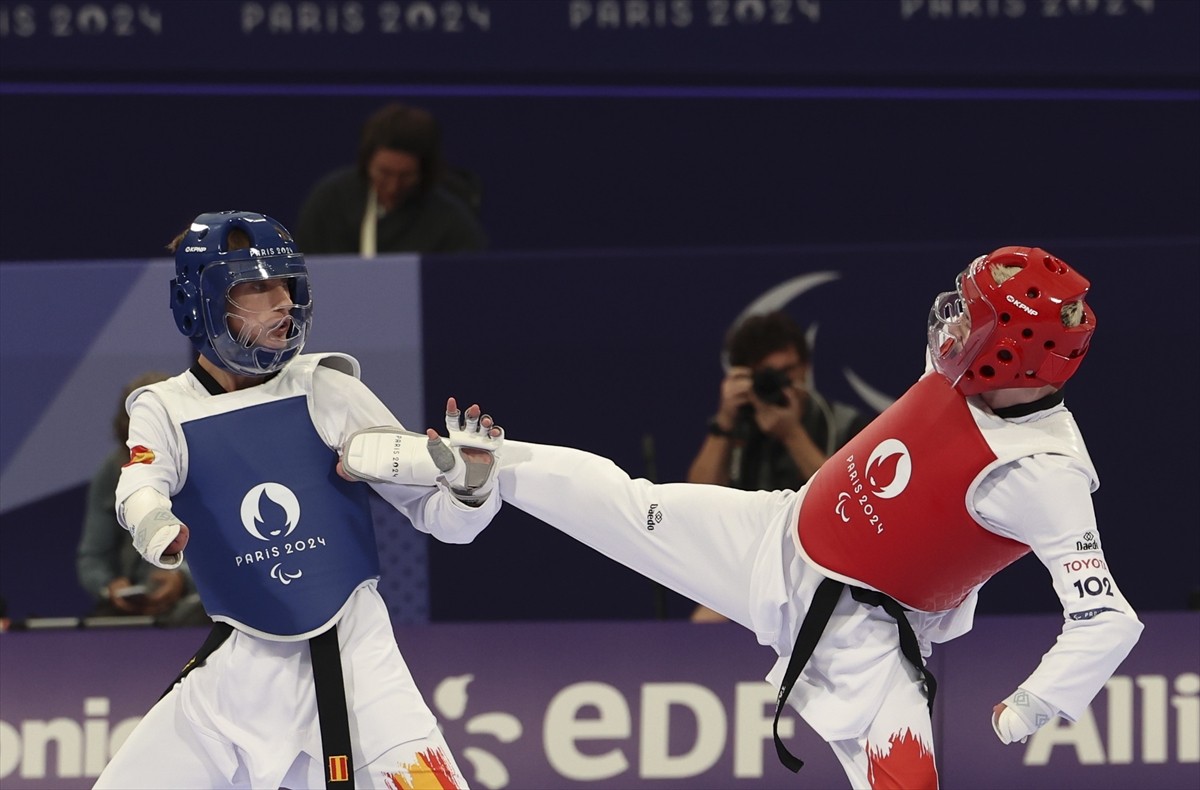 Paris 2024 Paralimpik Oyunları'nda milli tekvandocu Ali Can Özcan (kırmızı), erkekler K44 58 kilo...