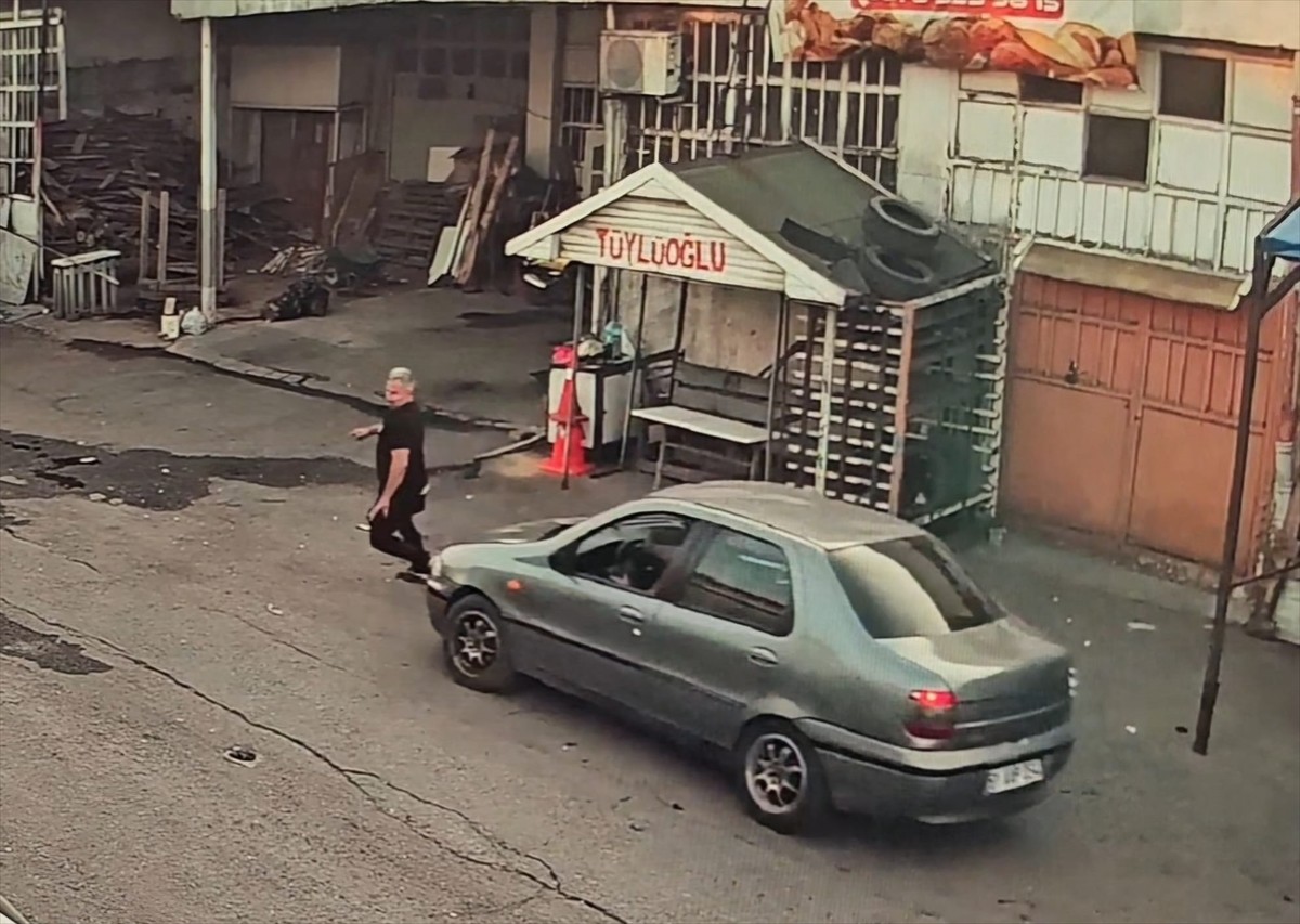 Zonguldak'ın Karadeniz Ereğli ilçesinde otomobille çarparak yere düşürülen kişinin darbedilmesi...