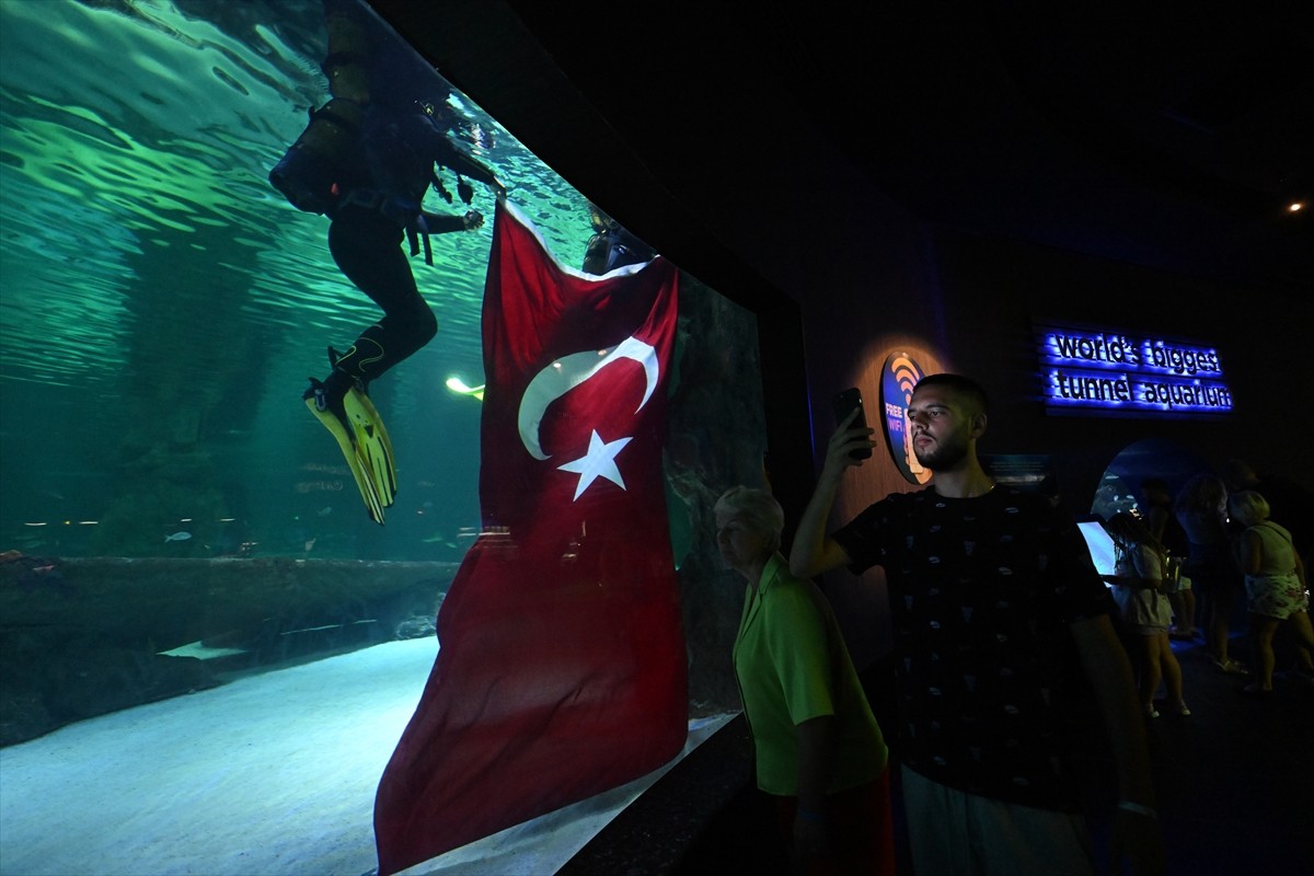 Antalya Akvaryum dalgıçları 30 Ağustos Zafer Bayramı'nı köpek balıklarının yer aldığı ana tankta...