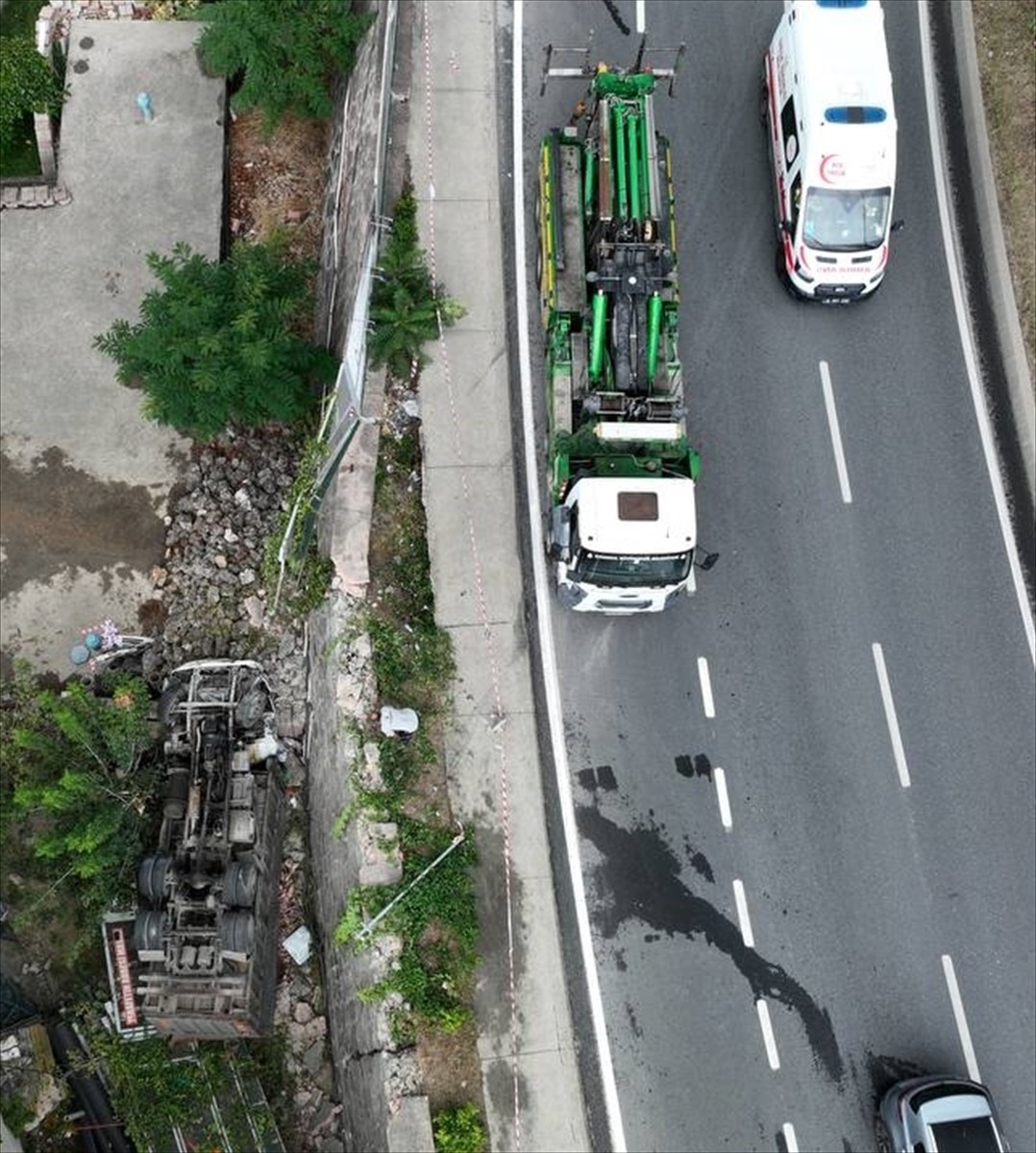  Başakşehir'de virajı alamayıp demir korkulukları aşarak bahçeye düşen kamyonetin sürücüsü...