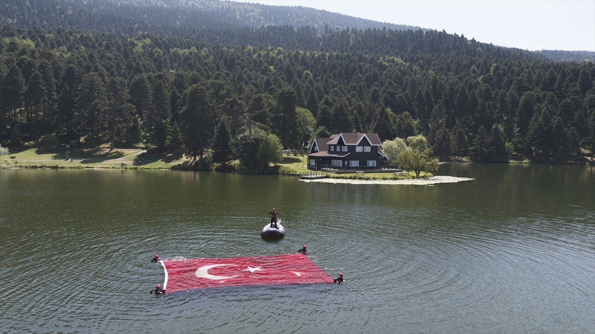 Bolu'da Jandarma Arama Kurtarma (JAK) timi, 30 Ağustos Zafer Bayramı dolayısıyla Gölcük Tabiat...