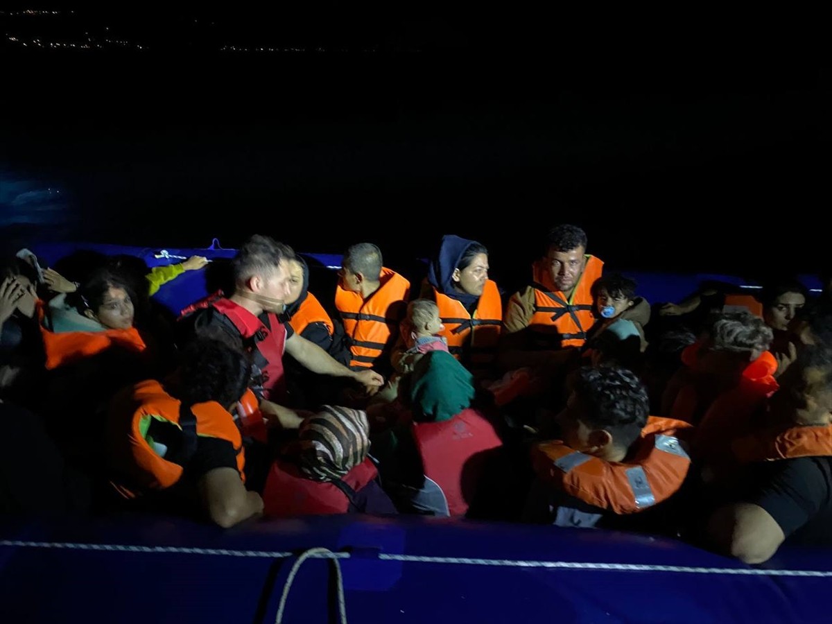 Çanakkale'nin Ayvacık ilçesi açıklarında düzenlenen operasyonlarda, 96 düzensiz göçmen yakalandı....