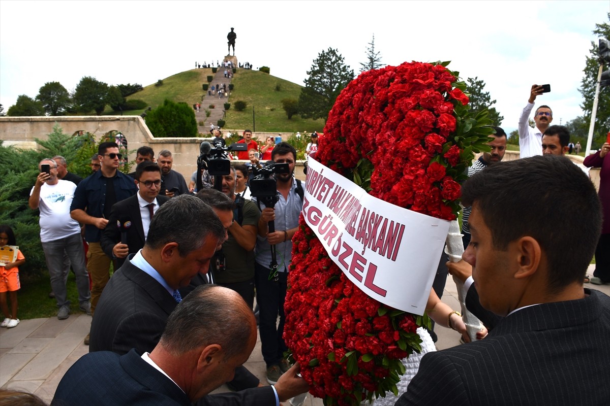 CHP Genel Başkanı Özgür Özel, Kütahya'da Dumlupınar Şehitliği'ni ziyaret ederek, çelenk ve...