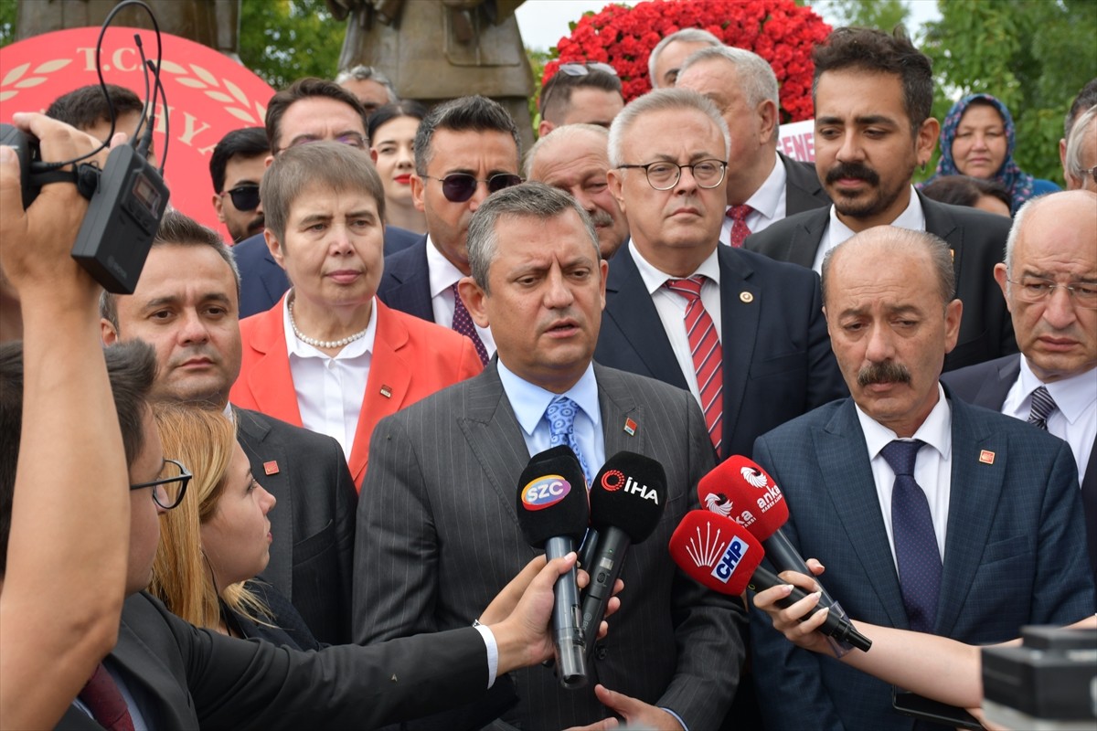 CHP Genel Başkanı Özgür Özel, Kütahya'da Dumlupınar Şehitliği'ni ziyaret ederek, çelenk ve...