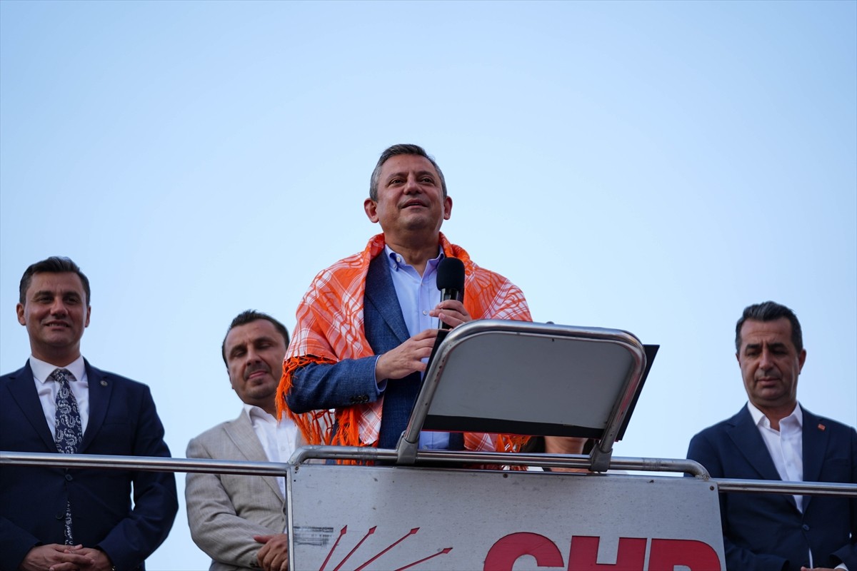 Cumhuriyet Halk Partisi (CHP) Genel Başkanı Özgür Özel (solda), Manisa’nın Turgutlu ilçesindeki...