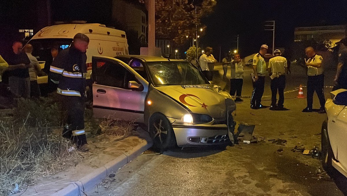 Eskişehir'in Odunpazarı ilçesinde iki otomobilin çarpışması sonucu 1 kişi hayatını kaybetti, 5...