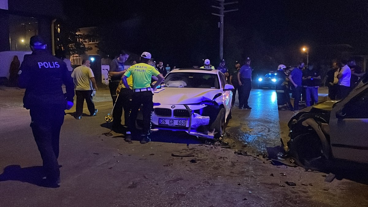 Eskişehir'in Odunpazarı ilçesinde iki otomobilin çarpışması sonucu 1 kişi hayatını kaybetti, 5...