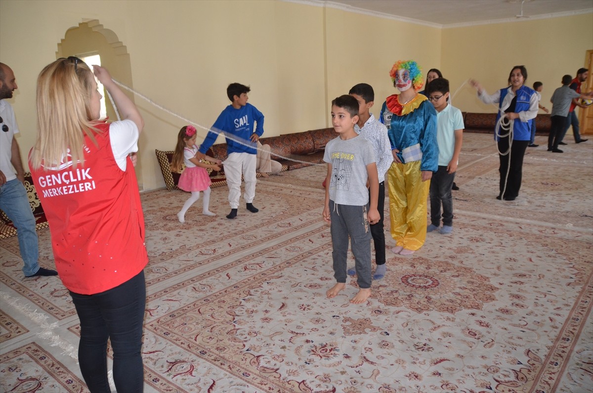 Hakkari'nin Yüksekova ilçesinde gençlik liderleri ve gönüllü gençler, "Gençlerin İyilik Ağacı...