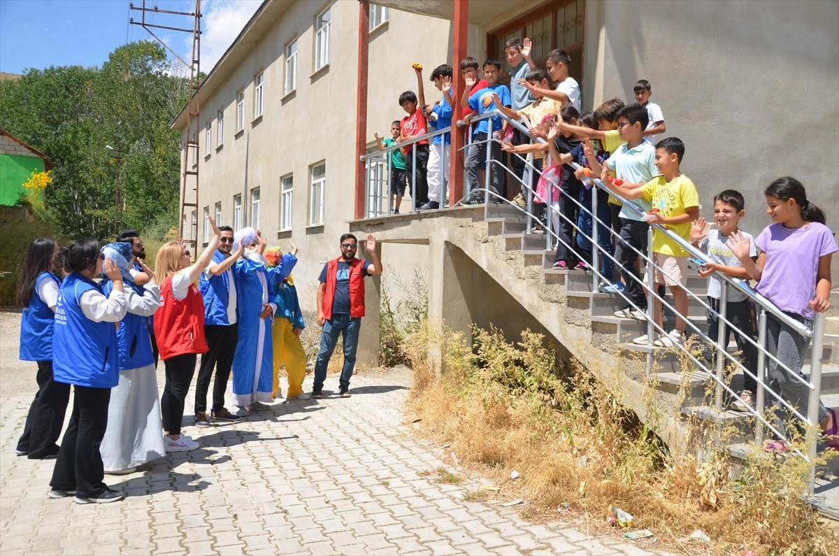 Hakkari'nin Yüksekova ilçesinde gençlik liderleri ve gönüllü gençler, "Gençlerin İyilik Ağacı...