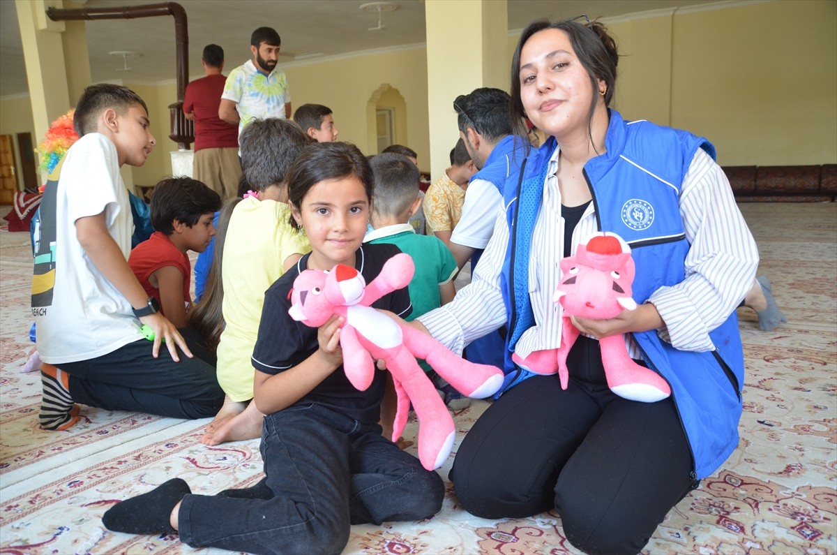 Hakkari'nin Yüksekova ilçesinde gençlik liderleri ve gönüllü gençler, "Gençlerin İyilik Ağacı...