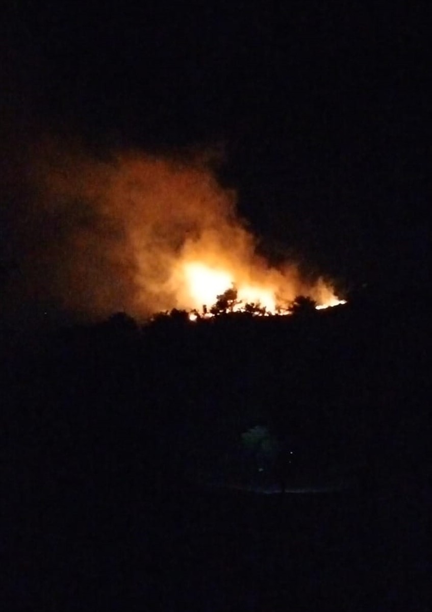 Hatay'ın Kırıkhan ilçesinde ormanlık alanda çıkan yangın söndürüldü. Bölgede soğutma çalışmaları...