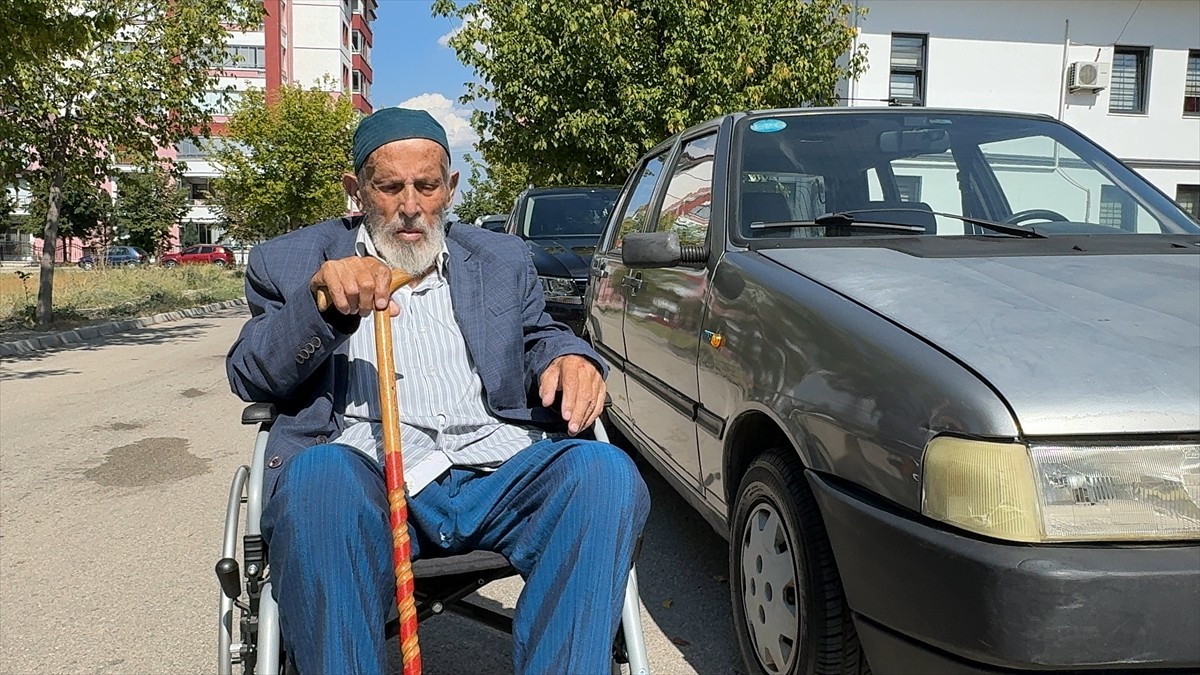 Isparta'da şehit ve gazi torunu 85 yaşındaki Kadir Öztürk, otomobilini Türkiye Harp Malulü...