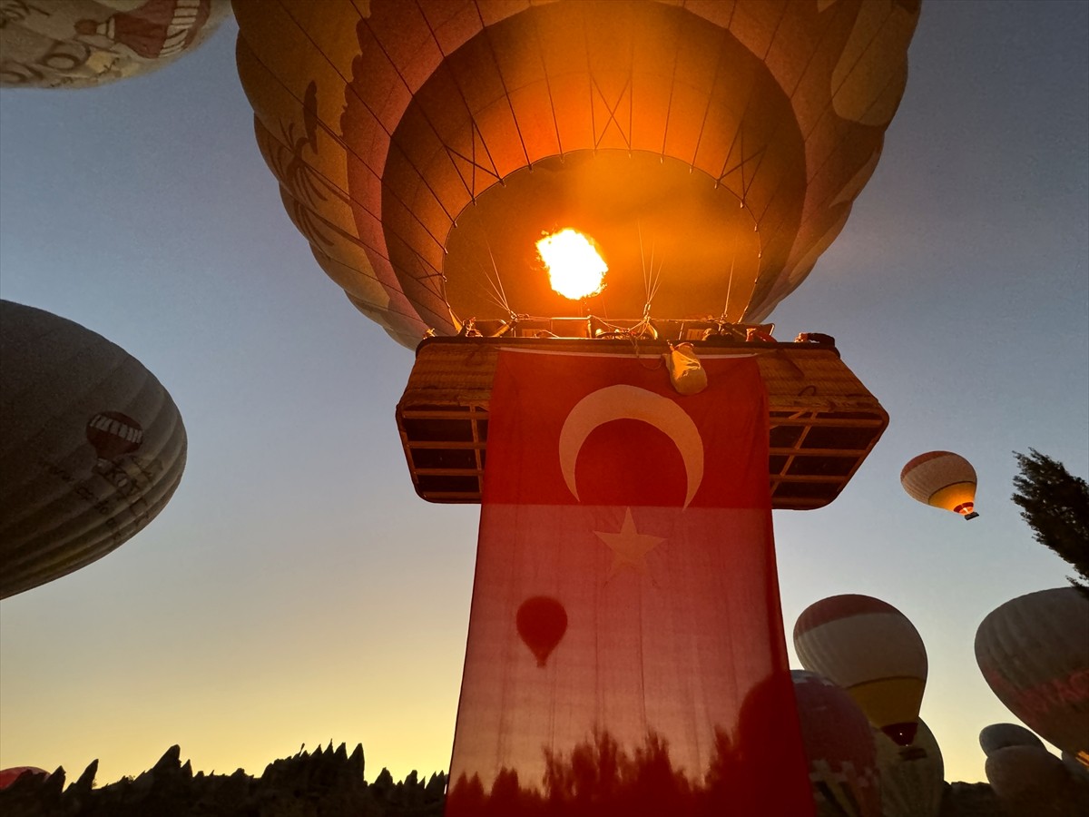 Kapadokya bölgesindeki sıcak hava balonları, 30 Ağustos Zafer Bayramı dolayısıyla uçuşlarını Türk...