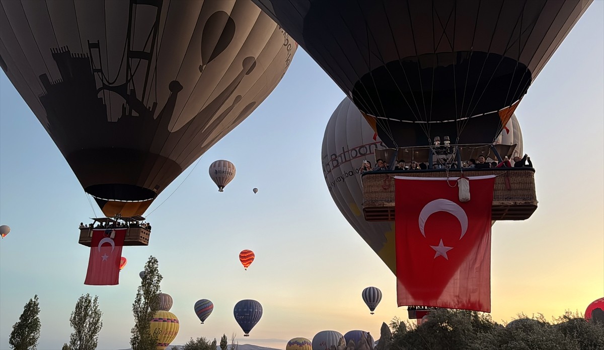 Kapadokya bölgesindeki sıcak hava balonları, 30 Ağustos Zafer Bayramı dolayısıyla uçuşlarını Türk...