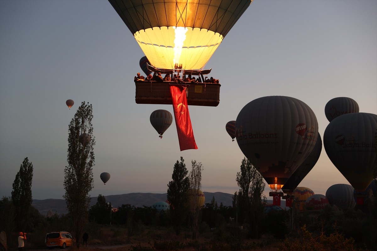 Kapadokya bölgesindeki sıcak hava balonları, 30 Ağustos Zafer Bayramı dolayısıyla uçuşlarını Türk...