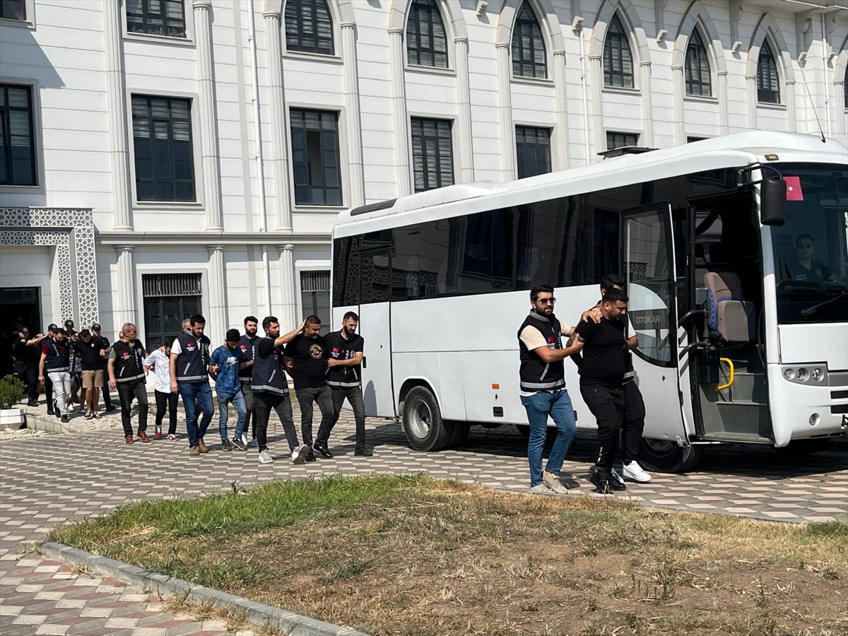 Kocaeli'nin Darıca ilçesinde bir kişinin hayatını kaybettiği silahlı saldırıya ilişkin gözaltına...