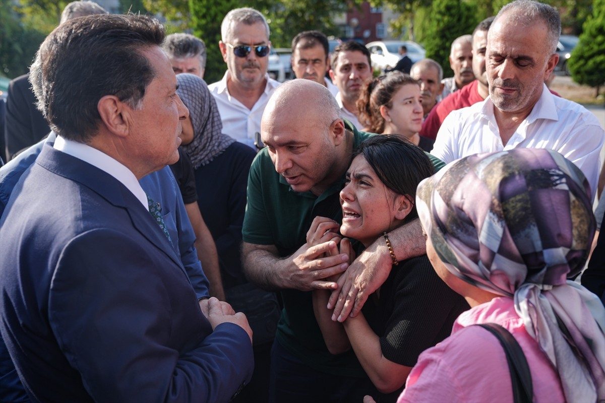 Küçükçekmece'de 2 metrobüsün çarpıştığı kazada hayatını kaybeden Ferhat Uçar'ın cenazesi toprağa...