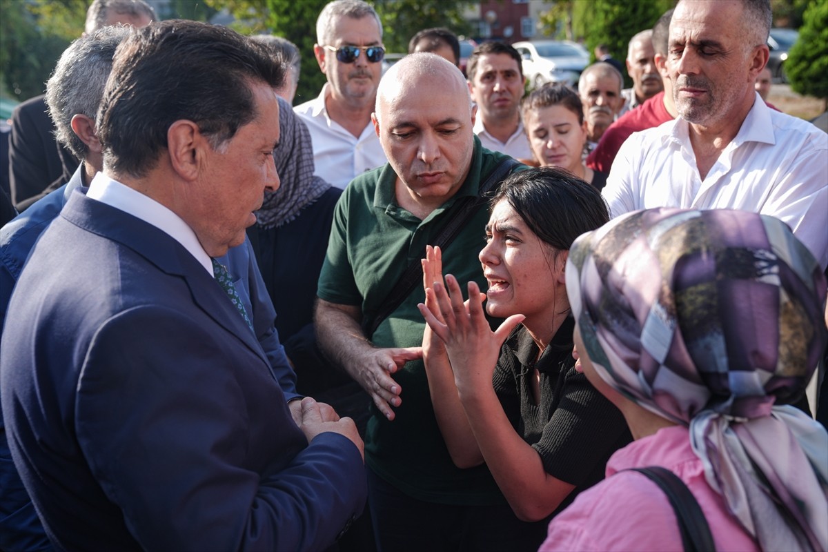 Küçükçekmece'de 2 metrobüsün çarpıştığı kazada hayatını kaybeden Ferhat Uçar'ın cenazesi toprağa...