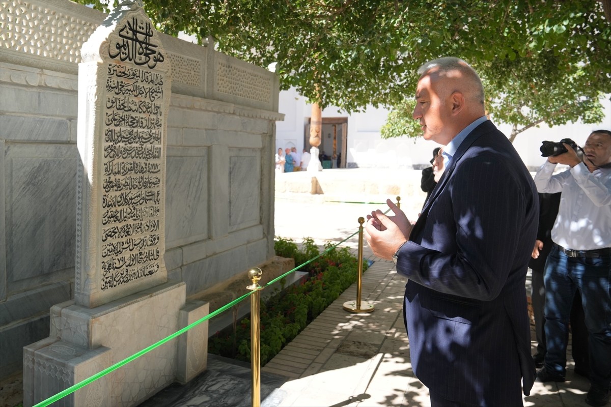 Kültür ve Turizm Bakanı Mehmet Nuri Ersoy, resmi ziyaret için geldiği Özbekistan'ın tarihi Buhara...